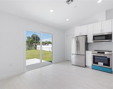 20424 Calder Avenue - Photo Thumbnail 8