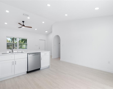 20424 Calder Avenue - Photo Thumbnail 5