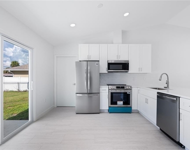 20424 Calder Avenue - Photo Thumbnail 7