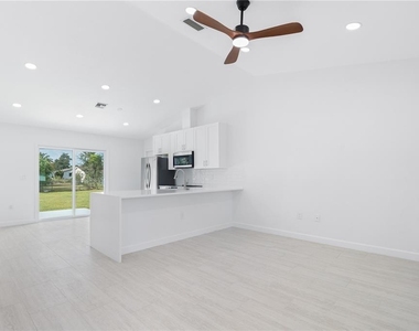 20424 Calder Avenue - Photo Thumbnail 2