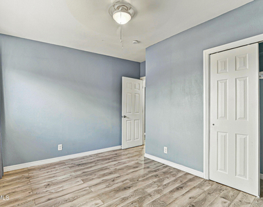 5201 Prince Edward Avenue - Photo Thumbnail 9