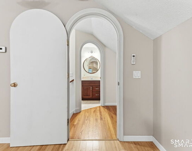 16 1/2 Myrtle Road - Photo Thumbnail 11
