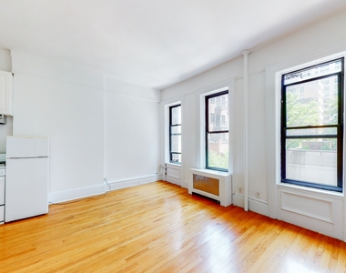 1043 Lexington Avenue - Photo Thumbnail 2