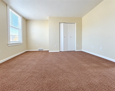 546 Greenfield Ave - Photo Thumbnail 5