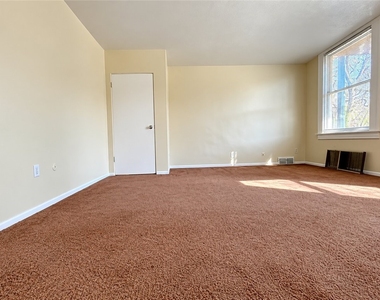 546 Greenfield Ave - Photo Thumbnail 3