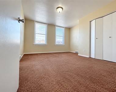 546 Greenfield Ave - Photo Thumbnail 2