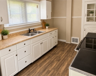 215 Donnan Ave - Photo Thumbnail 2