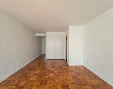 East 36th Street - Photo Thumbnail 3