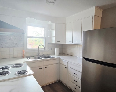 425 Joe Mccarthy Drive - Photo Thumbnail 7