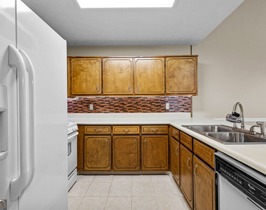 120 Courtyard Lane - Photo Thumbnail 6