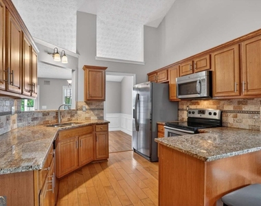 2270 Taylor Pointe Way - Photo Thumbnail 14