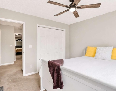 2270 Taylor Pointe Way - Photo Thumbnail 27