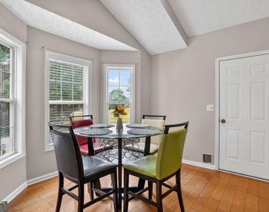2270 Taylor Pointe Way - Photo Thumbnail 19