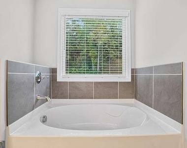 4716 Blake Loop - Photo Thumbnail 15