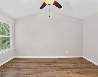 4716 Blake Loop - Photo Thumbnail 16