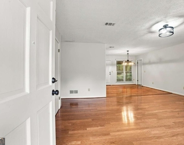 3095 Woodland Drive Nw - Photo Thumbnail 3