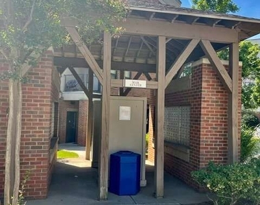 898 Oak Street Sw - Photo Thumbnail 2