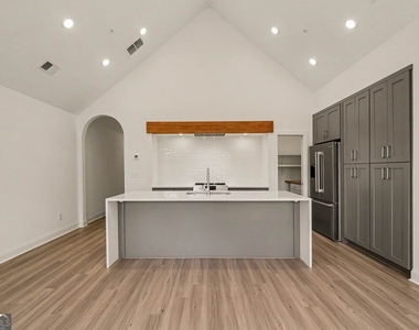409 Burgundy Way - Photo Thumbnail 5