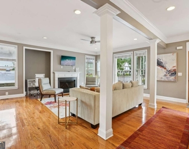 663 Windsor Street Sw - Photo Thumbnail 3