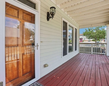 663 Windsor Street Sw - Photo Thumbnail 2