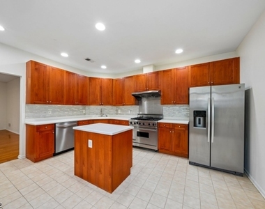 611 Binghampton Ln - Photo Thumbnail 14