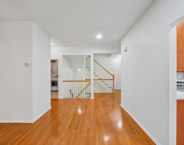 611 Binghampton Ln - Photo Thumbnail 11
