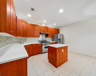 611 Binghampton Ln - Photo Thumbnail 12