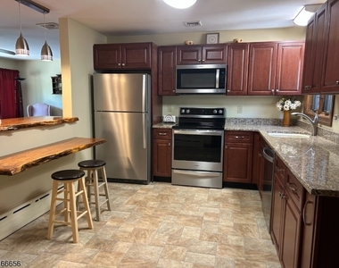 411 Sussex St - Photo Thumbnail 3