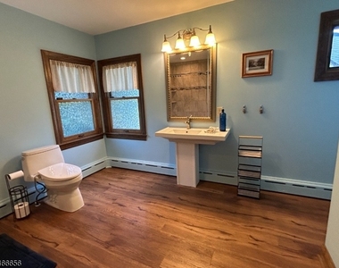 411 Sussex St - Photo Thumbnail 7