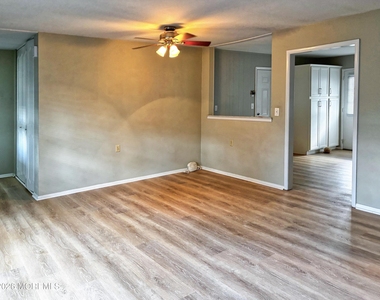 801d Balmoral Court - Photo Thumbnail 7