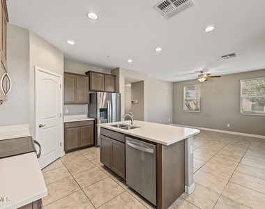 1255 N Arizona Avenue - Photo Thumbnail 4