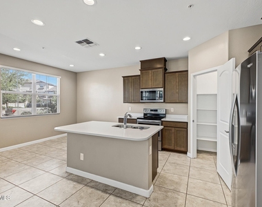 1255 N Arizona Avenue - Photo Thumbnail 6