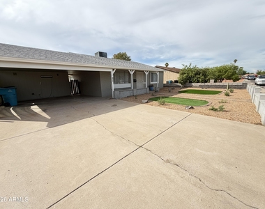 2518 N 58th Drive - Photo Thumbnail 2
