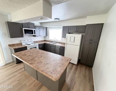 2518 N 58th Drive - Photo Thumbnail 5