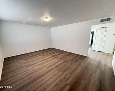 2518 N 58th Drive - Photo Thumbnail 7