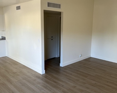 10 W Concorda Drive - Photo Thumbnail 3
