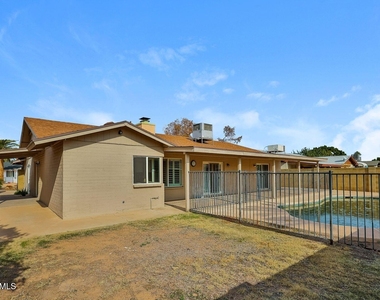 1209 W Palo Verde Drive - Photo Thumbnail 14