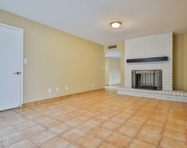 1209 W Palo Verde Drive - Photo Thumbnail 2