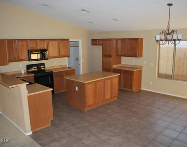 15664 W Saguaro Lane - Photo Thumbnail 2