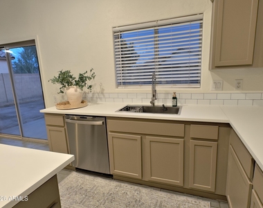 5107 W Shumway Farm Road - Photo Thumbnail 10