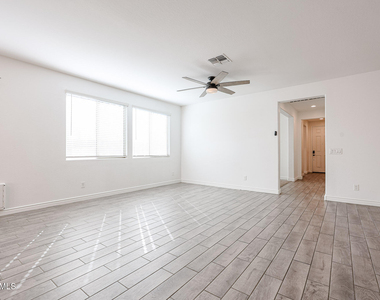 14426 W Cottontail Lane - Photo Thumbnail 12