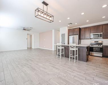 14426 W Cottontail Lane - Photo Thumbnail 8