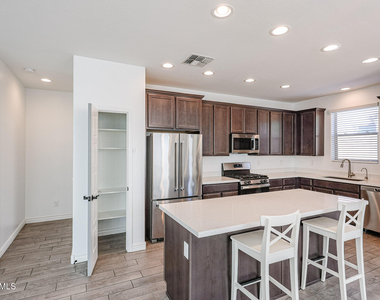 14426 W Cottontail Lane - Photo Thumbnail 5