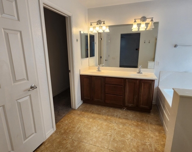 4750 S Antonio Circle - Photo Thumbnail 4