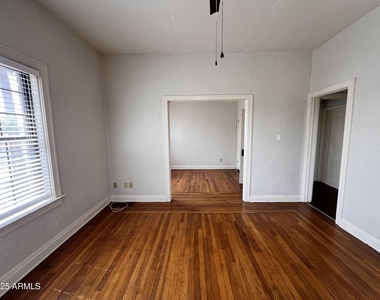 902 E Palm Lane - Photo Thumbnail 6