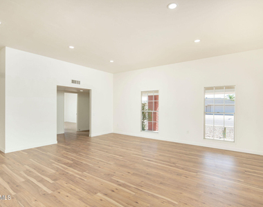 9213 W Briarwood Circle N - Photo Thumbnail 6