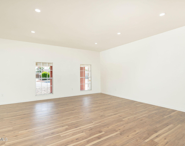 9213 W Briarwood Circle N - Photo Thumbnail 4