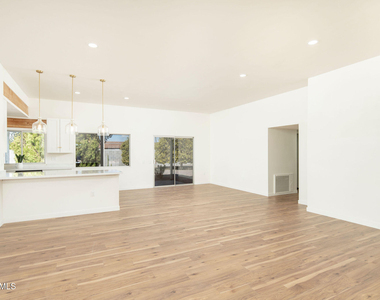 9213 W Briarwood Circle N - Photo Thumbnail 2