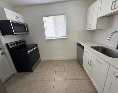 429 Se Lake Street - Photo Thumbnail 3