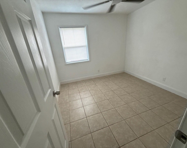 429 Se Lake Street - Photo Thumbnail 6